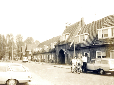 53408 Gezicht in de Adriaan van Bergenstraat te Utrecht met de voorgevels van enkele huizen.N.B. Dit gedeelte van de ...